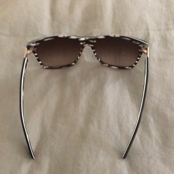 TORY BURCH SUNGLASSES - Picture 2 of 3